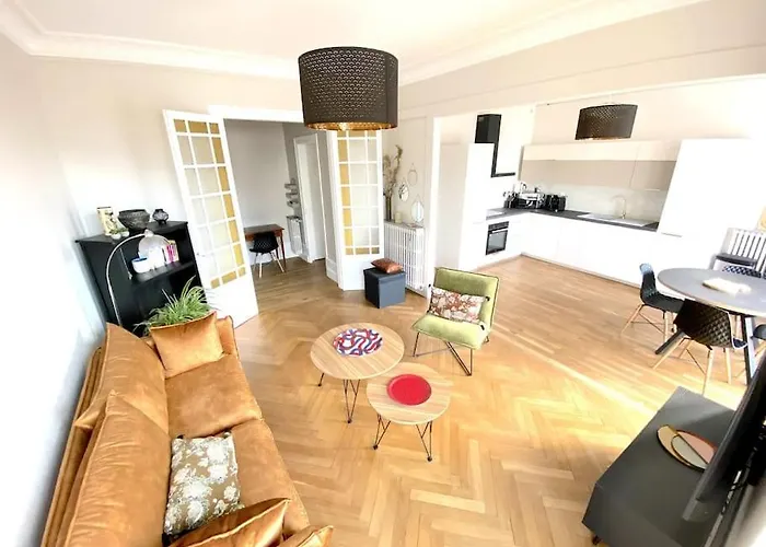 T3 De 73 M2 , Garage , Vue Montagnes Et Chateau